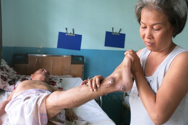 Hơn 14 triệu đồng đến với người vợ lãng tai nuôi chồng liệt tứ chi