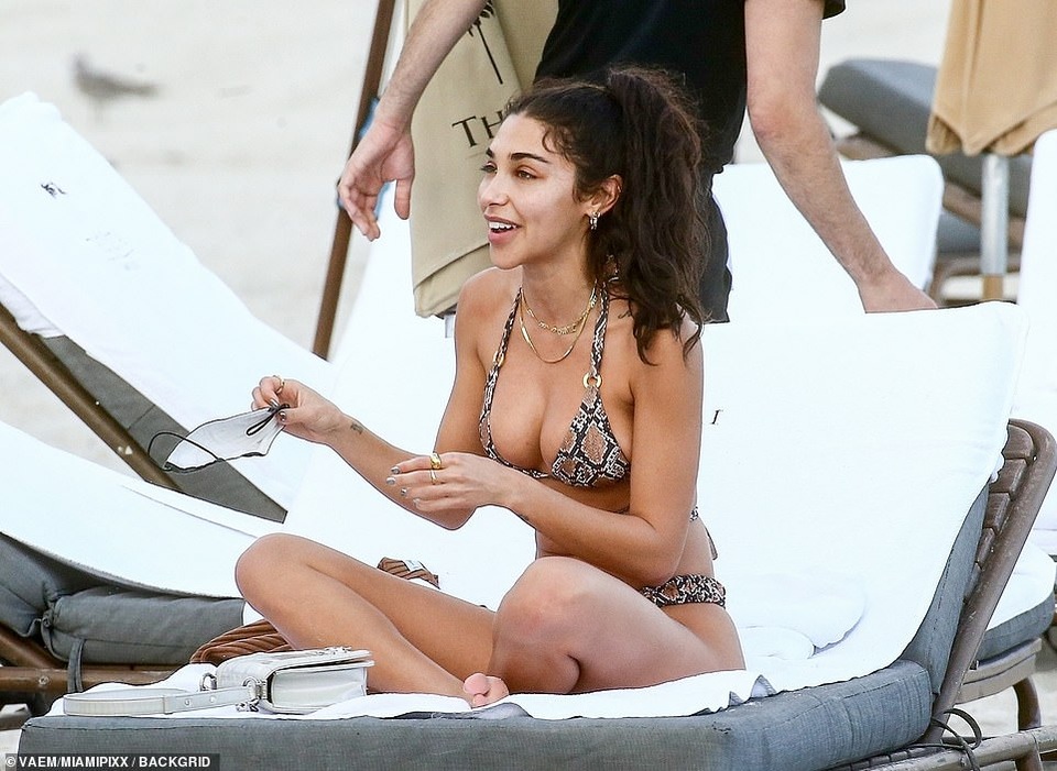 Tình cũ của Justin Bieber khoe dáng gợi cảm, để mặt mộc ra biển - 6 Tình cũ của Justin Bieber khoe dáng gợi cảm, để mặt mộc ra biển - 6