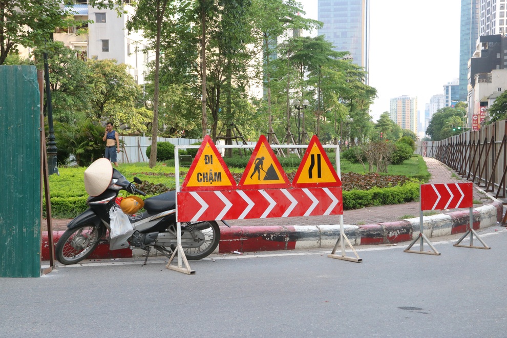 Hà Nội: Tuyến đường đẹp nhất thủ đô trước khi phải xén cây để mở rộng - 11 Hà Nội: Tuyến đường đẹp nhất thủ đô trước khi phải xén cây để mở rộng - 11