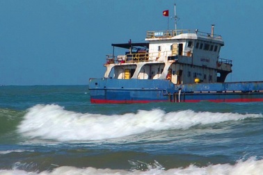 Tìm cách giải cứu tàu chở 3.000 tấn than mắc kẹt 1 tháng tại Huế