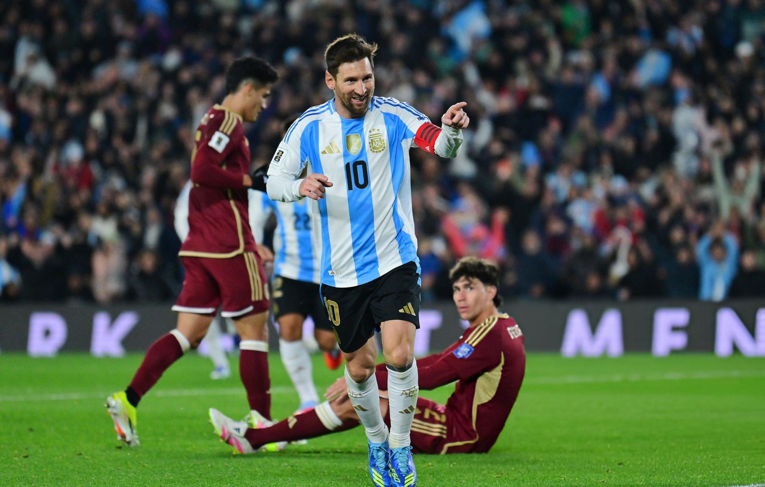 Messi giúp Argentina đại thắng, Brazil vươn lên nhì bảng - 2