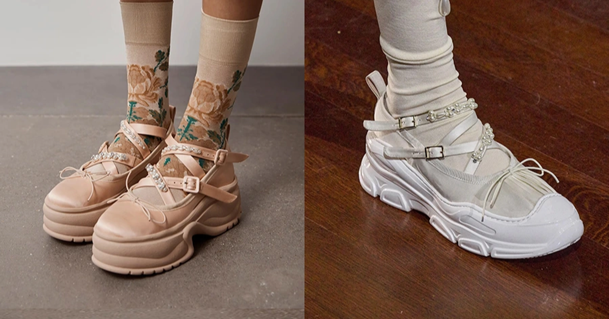 Ở bộ sưu tập Xuân - Hè 2021, Simone Rocha từng gây chú ý bởi kiểu giày ballet đế độn cá tính. Nhà thiết kế mô tả giày của mình mang "sự xung đột và tương phản" đầy thú vị (Ảnh: Simone Rocha).