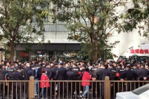 Kinh tế Trung Quốc phục hồi "phập phù" và nhiều mâu thuẫn