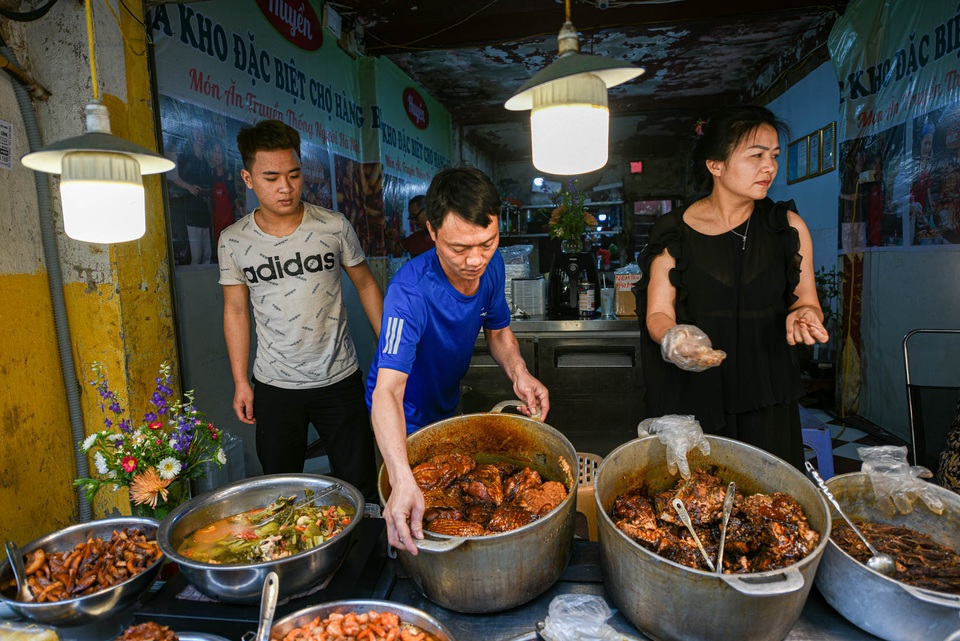 Khu chợ nhà giàu ở Hà Nội, ngày bán hàng trăm cân cá kho - 5 Khu chợ nhà giàu ở Hà Nội, ngày bán hàng trăm cân cá kho - 5