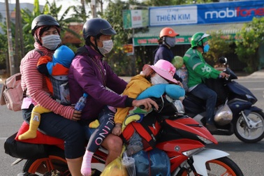 Trẻ nhỏ ngủ gật trên xe khi cùng bố mẹ trở lại TPHCM sau kỳ nghỉ Tết