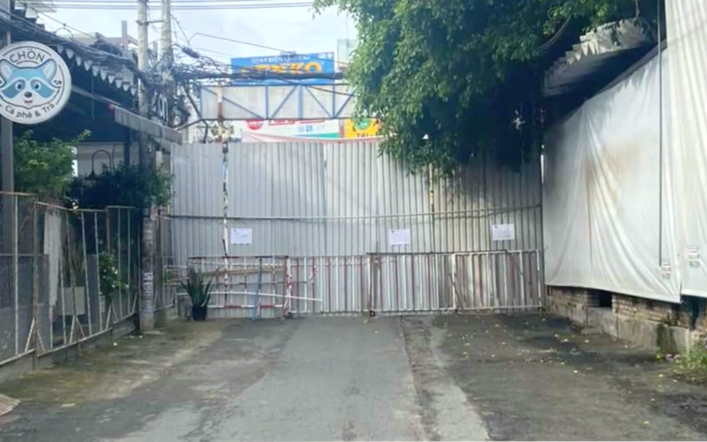 Được dân cầu cứu, Chủ tịch quận chỉ đạo phường dẹp ngay hàng rào cao ngất - 2 Được dân cầu cứu, Chủ tịch quận chỉ đạo phường dẹp ngay hàng rào cao ngất - 2