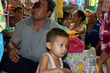 Người bệnh nằm “xếp lớp”, Bệnh viện Ung Bướu cơ sở 2 “ì ạch”