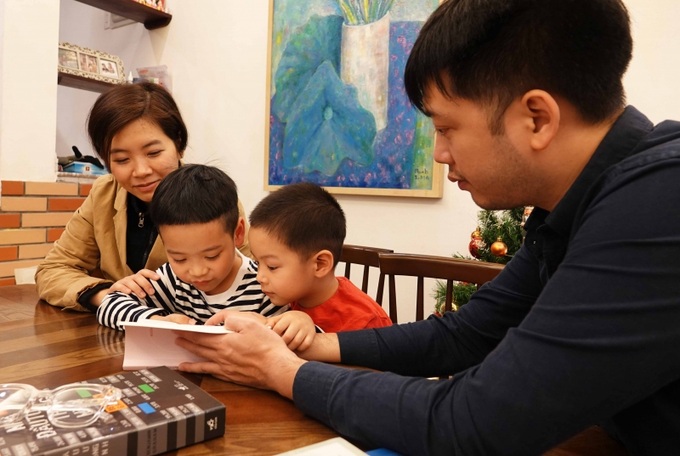 Cha mẹ luôn đồng hành, con sẽ tự tin vững bước. Ảnh: XQ