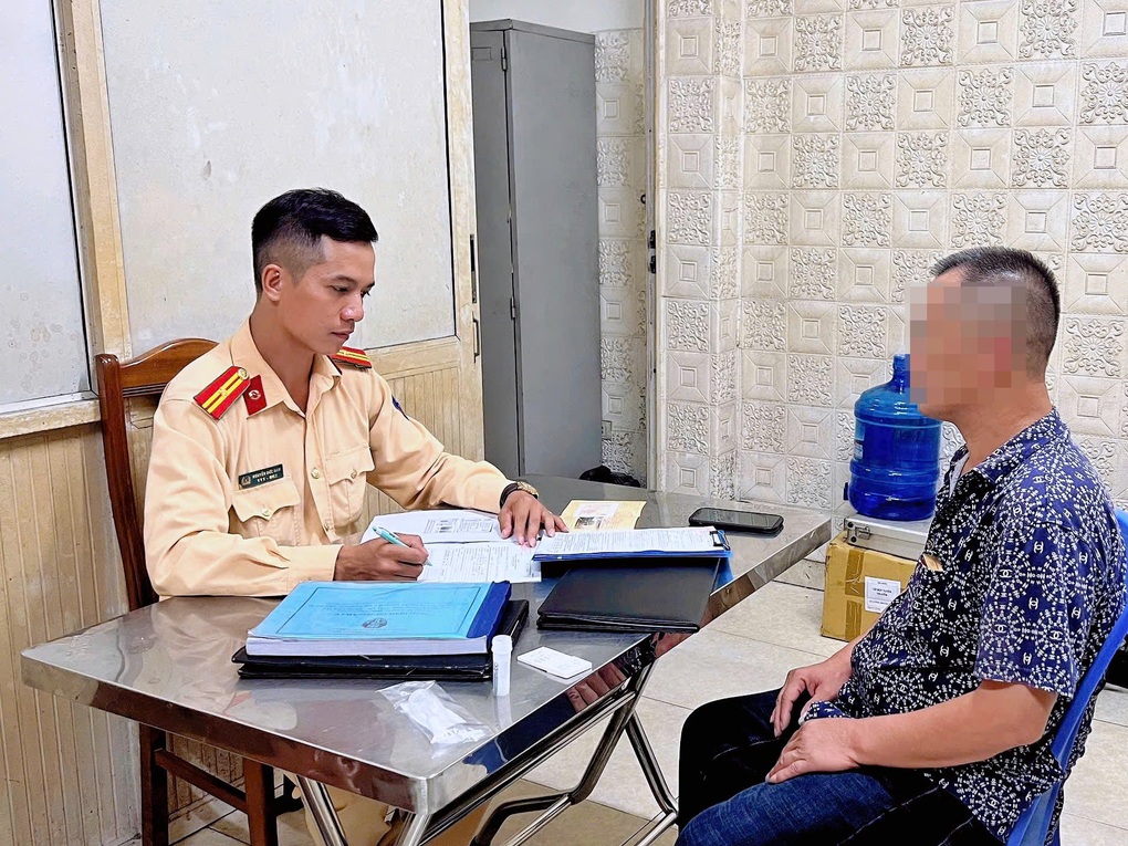 Xử phạt tài xế xe tải leo qua dải phân cách trên đường Hà Nội - 2 Xử phạt tài xế xe tải leo qua dải phân cách trên đường Hà Nội - 2