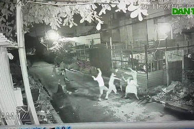 Người đàn ông bị chém tét đầu lúc rạng sáng