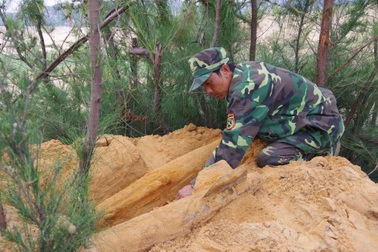 Phát hiện 2 quả bom “khủng” nằm sâu dưới đồi cát