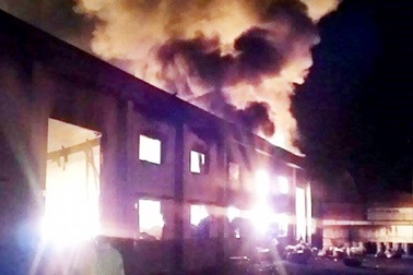 Hàng trăm chiến sĩ vật lộn với đám cháy nổ dữ dội tại kho sơn