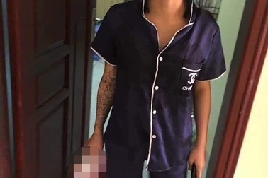 Làm rõ câu chuyện mẹ túm áo xách “lủng lẳng” con vài tháng tuổi