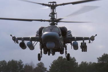 Khoảnh khắc trực thăng Ka-52 Nga phóng tên lửa vào xe thiết giáp Ukraine
