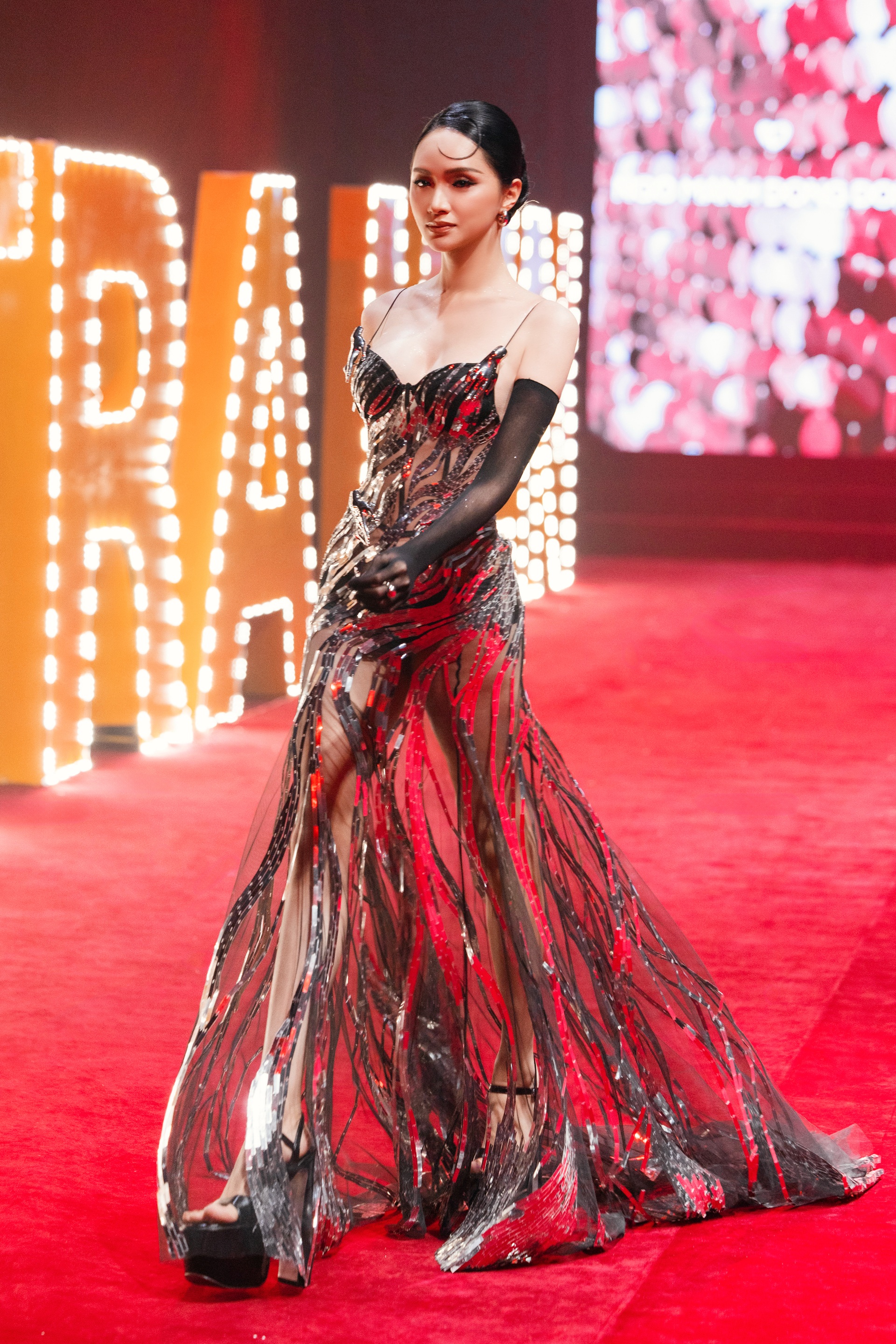 HHen Niê gör comeback på catwalken, hennes skönhet som nybliven mamma drar till sig uppmärksamhet - 13 HHen Niê tái xuất sàn diễn, nhan sắc mẹ bỉm sữa gây chú ý - 13