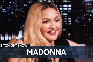 Madonna gây sốc khi leo lên bàn của MC trong talkshow truyền hình