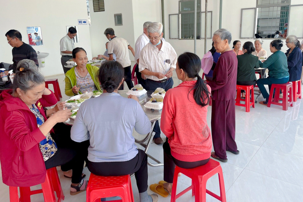 Nữ chủ quán cơm từ thiện giải thích về thùng quyên góp 2.000 đồng - 4 Nữ chủ quán cơm từ thiện giải thích về thùng quyên góp 2.000 đồng - 4