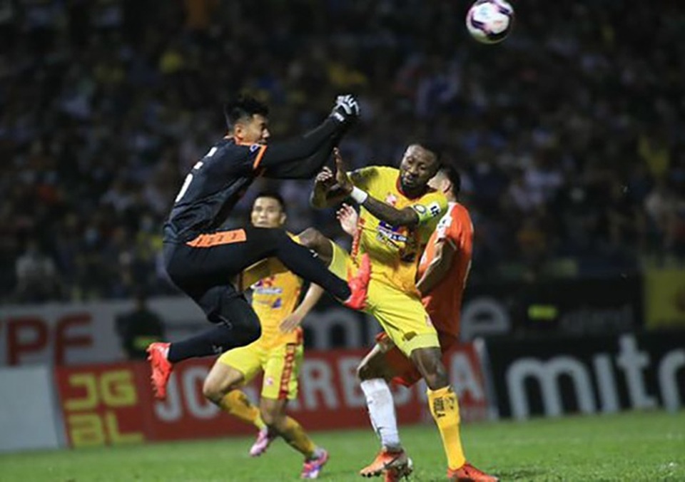 Hình ảnh cầu thủ V-League đá xấu tiếp tục lên báo nước ngoài - 1 Hình ảnh cầu thủ V-League đá xấu tiếp tục lên báo nước ngoài - 1