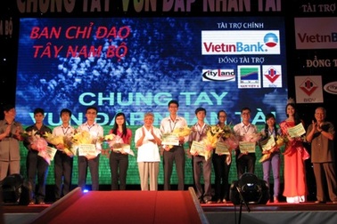 Cần Thơ: Trao học bổng “Chung tay vun đắp nhân tài” 