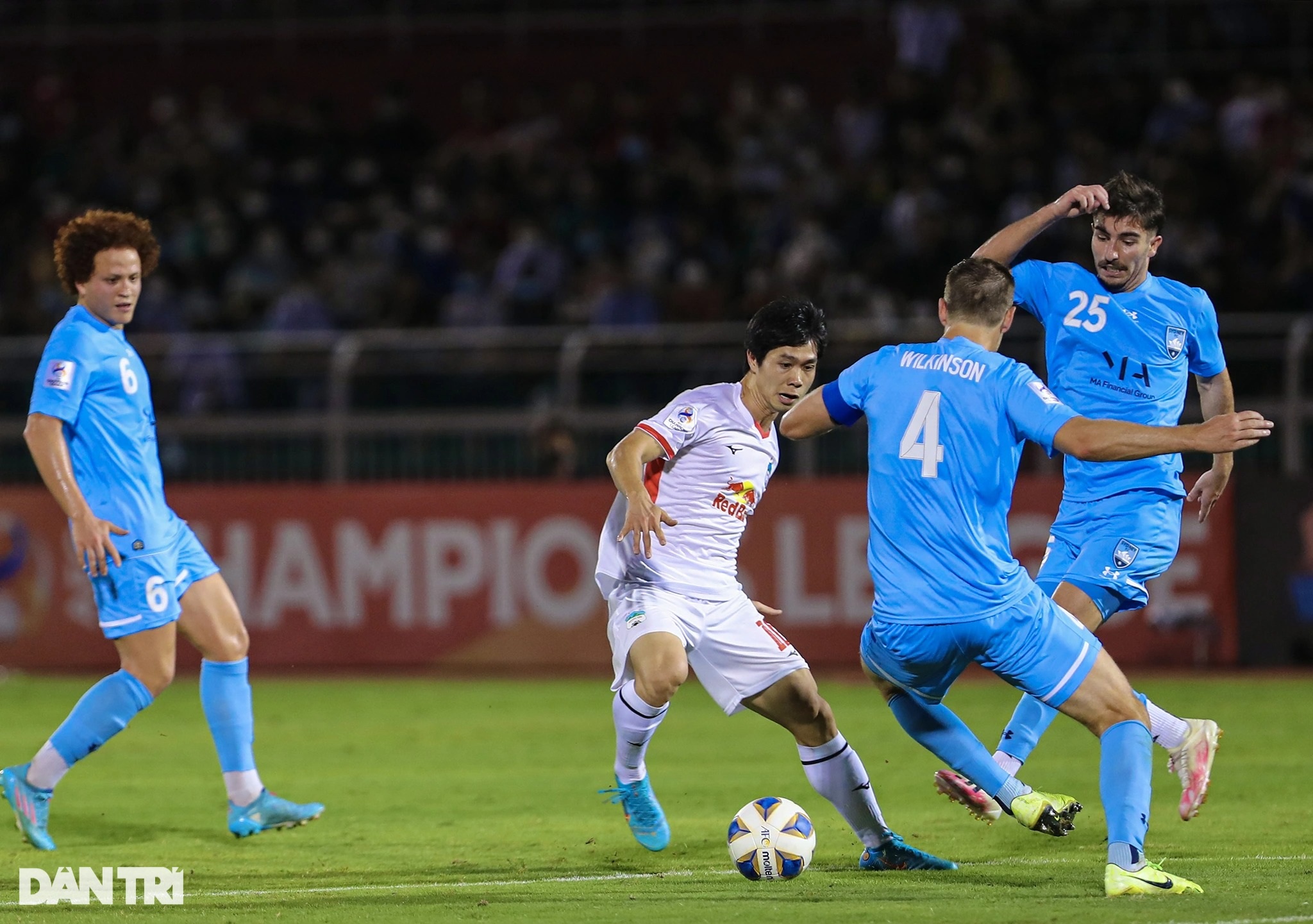 Văn Toàn bắt tay làm hòa sau pha va chạm khiến cầu thủ Sydney FC bị đau - 1
