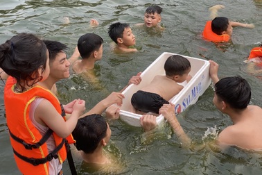 Ao làng thành bể bơi miễn phí, người Hà Nội thích thú tắm giải nhiệt