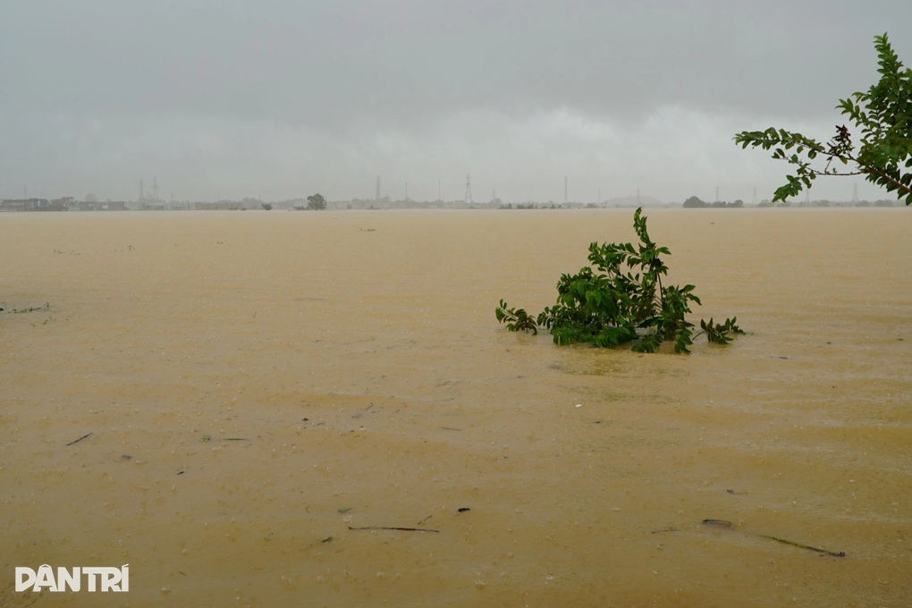 Thuyền chở 3 người gặp nạn khi qua dòng nước lũ ở Thanh Hóa - 1