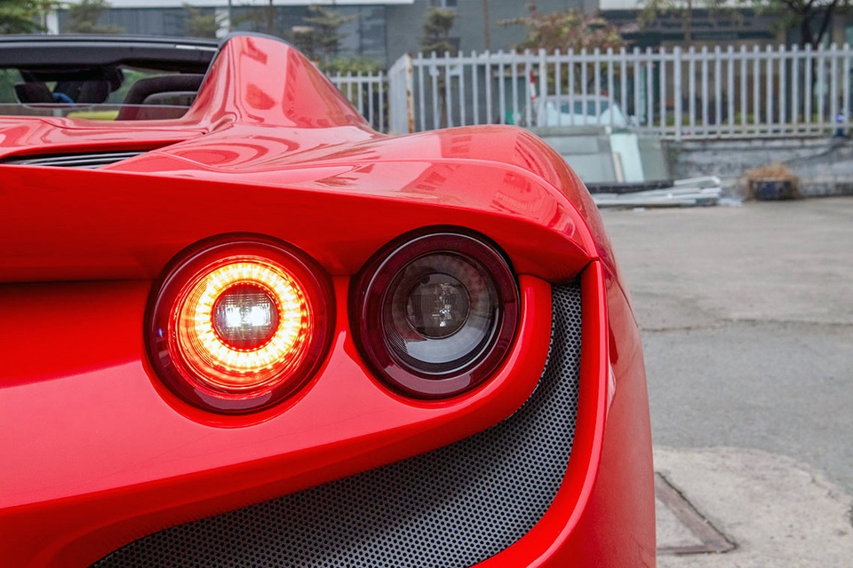 Mục sở thị Ferrari F8 Spider thứ 2 tại Việt Nam, giá gần 30 tỷ đồng - 5 Mục sở thị Ferrari F8 Spider thứ 2 tại Việt Nam, giá gần 30 tỷ đồng - 5