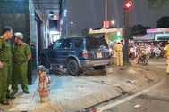 Ô tô tông 7 xe máy ở Sài Gòn, 4 người bị thương