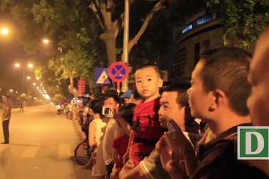 Người dân hào hứng chờ đón ông Obama trên đường Phạm Văn Đồng