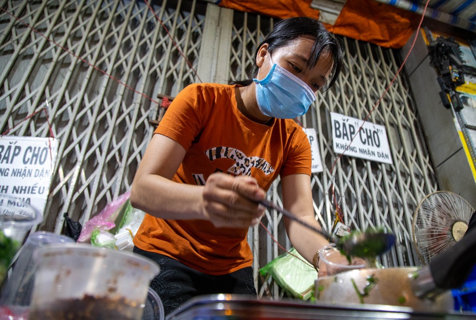 Tranh thủ bán bắp buổi tối, vợ chồng trẻ kiếm thêm 20 triệu đồng/tháng - 6 Tranh thủ bán bắp buổi tối, vợ chồng trẻ kiếm thêm 20 triệu đồng/tháng - 6