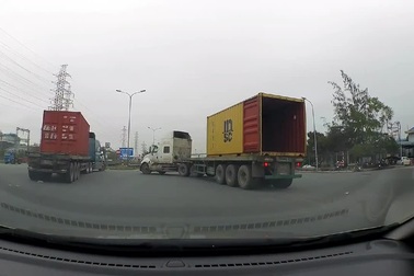 Xe container suýt gặp nạn vì cháy đèn xi-nhan