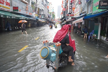 Mưa lớn, phố Tây Bùi Viện và nhiều tuyến đường ở TPHCM mênh mông nước