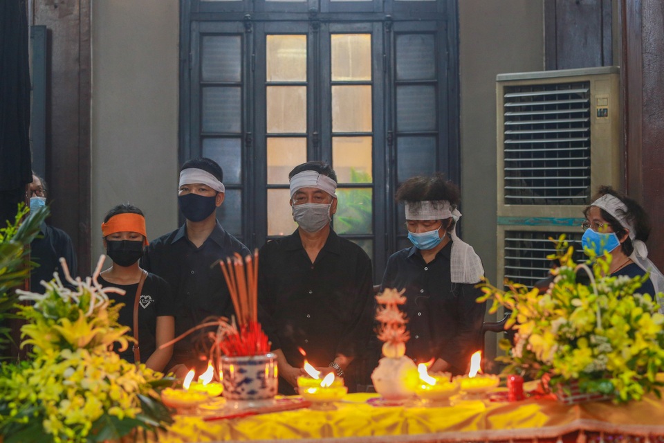 Người thân, đồng nghiệp nghẹn ngào tiễn biệt NSND Trần Phương - 2 Người thân, đồng nghiệp nghẹn ngào tiễn biệt NSND Trần Phương - 2
