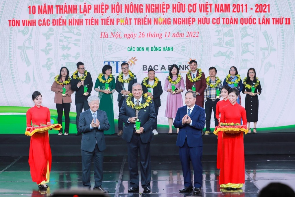 Tập đoàn TH nhận 3 cúp vàng Sản phẩm hữu cơ vì sức khỏe cộng đồng - 1 Tập đoàn TH nhận 3 cúp vàng Sản phẩm hữu cơ vì sức khỏe cộng đồng - 1