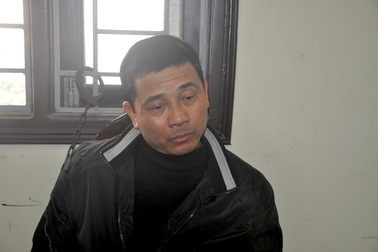 Tạm giữ hình sự đối tượng hất CSGT lên nắp capo