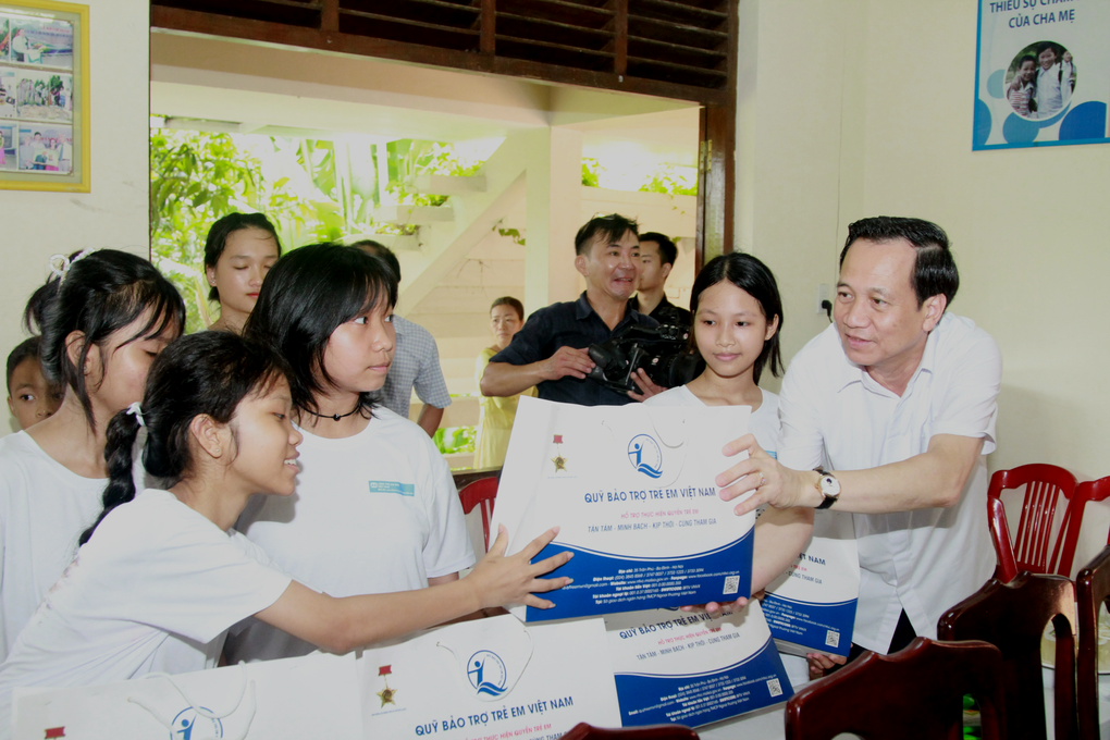 Phó Thủ tướng, Bộ trưởng thăm và tặng quà trẻ em nhân ngày thiếu nhi - 5