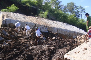 Tảng đá lớn trượt xuống núi, bốn công nhân thương vong