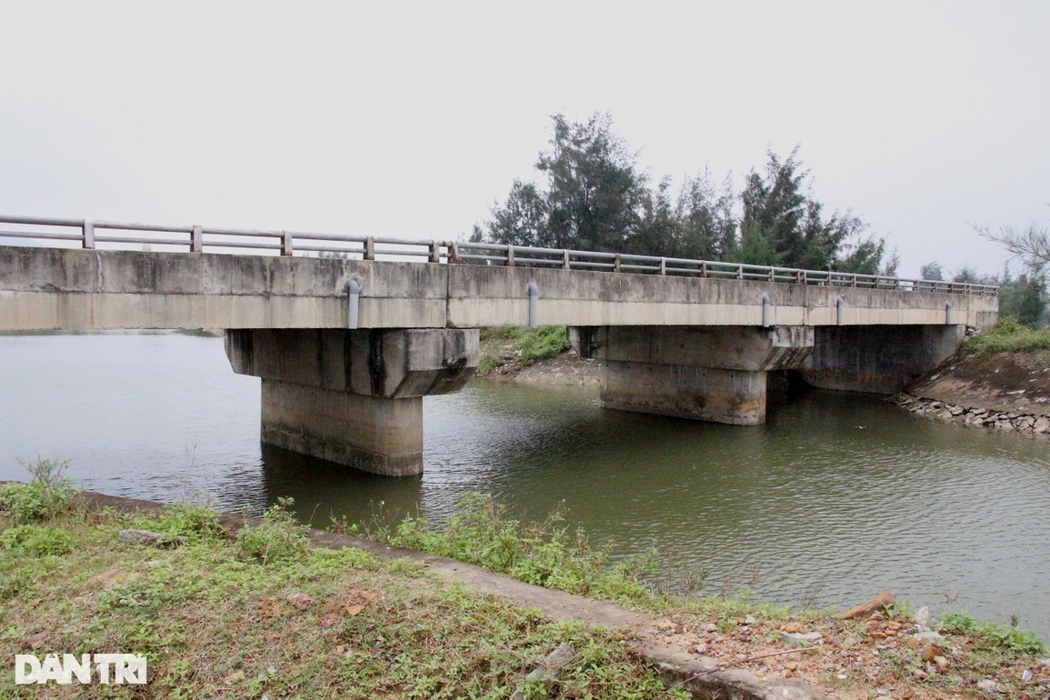 Cận cảnh cây cầu hơn 12 tỷ đồng bị lãng quên suốt 5 năm - 1 Cận cảnh cây cầu hơn 12 tỷ đồng bị lãng quên suốt 5 năm - 1