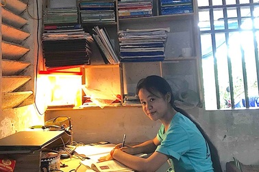 Nỗi lòng gia đình nông dân nghèo nhưng có 4 đứa con học "siêu giỏi"