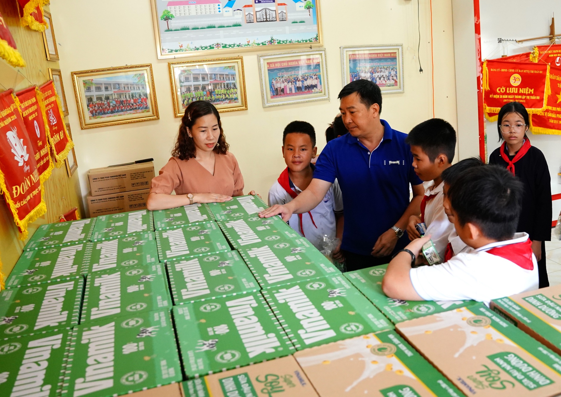 Nỗ lực khắc phục hậu quả, ổn định đời sống tại các vùng bão lũ - 6 Nỗ lực khắc phục hậu quả, ổn định đời sống tại các vùng bão lũ - 6