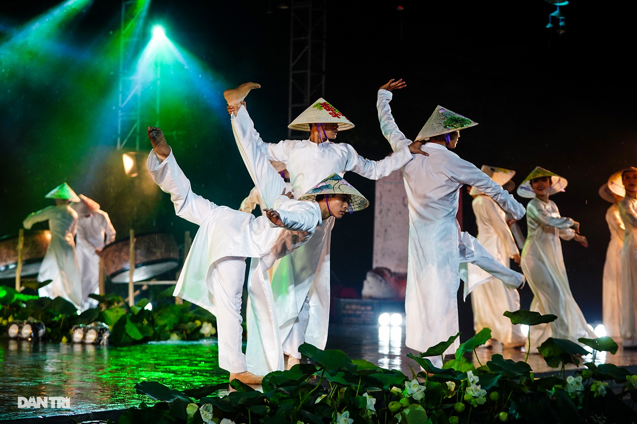 Khác lạ hình ảnh phố đi bộ, chợ Bến Thành, Thủ Thiêm… trên tà áo dài - 13