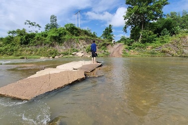 Người dân Mường Chon băng qua suối, mơ ước một cây cầu