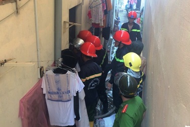 Cả khu phố hoảng loạn vì cháy phòng trọ