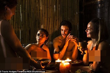 “Đột nhập” quán ăn “khỏa thân” duy nhất của thành phố Paris