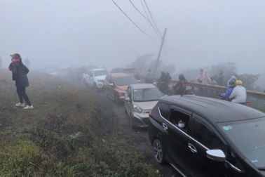 8.000 khách lên đỉnh Mẫu Sơn: Người vạ vật trên xe, người chán nản quay đầu