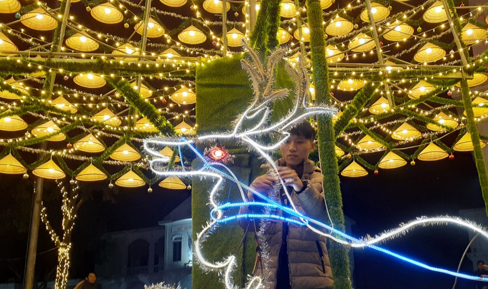 Cây thông Noel cao 18m kết từ 1.000 chiếc nón lá - 8 Cây thông Noel cao 18m kết từ 1.000 chiếc nón lá - 8