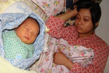 Bé 2 ngày tuổi gãy vai nghi do hộ lý làm ẩu