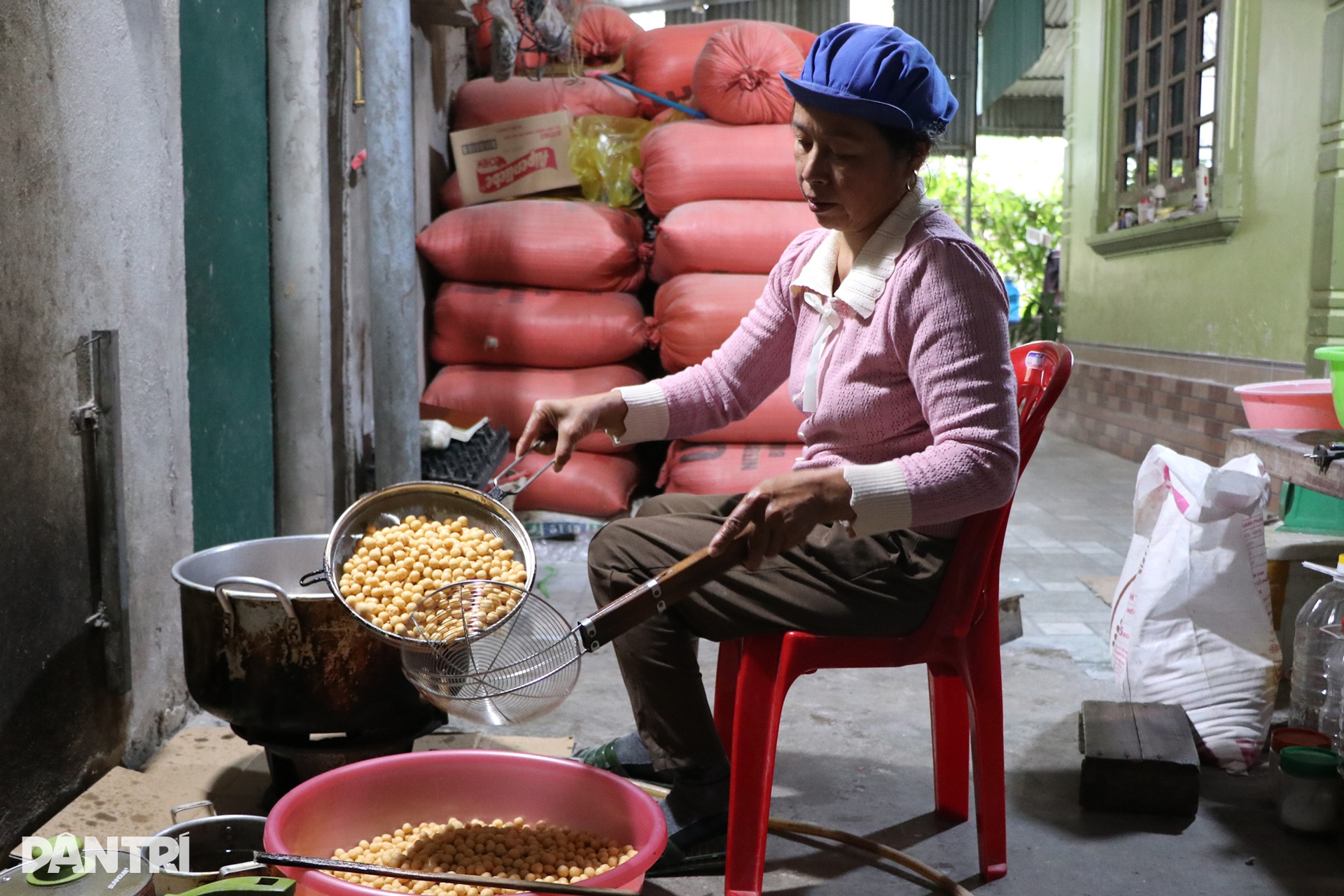 Ngày ngủ một tiếng, chợp mắt bên bếp lửa vì món quà Tết bé xíu như bi - 9