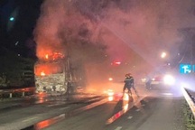 Ô tô tải chở bánh kẹo cháy ngùn ngụt lúc rạng sáng