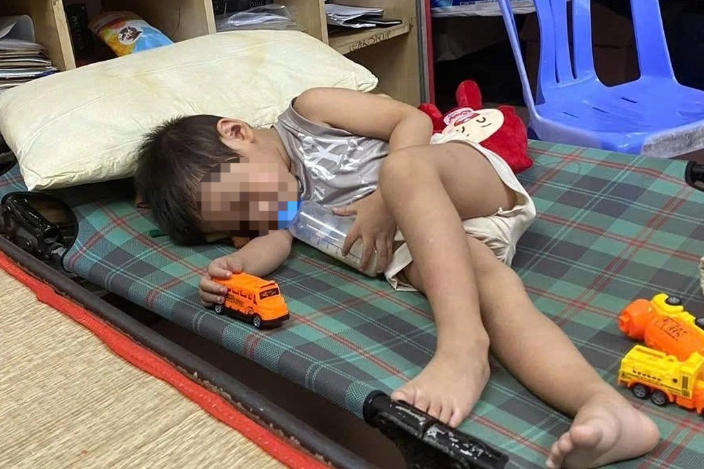 Bé trai 4 tuổi nghi bị lừa đến khách sạn gặp cha rồi bỏ rơi - 1 Bé trai 4 tuổi nghi bị lừa đến khách sạn gặp cha rồi bỏ rơi - 1